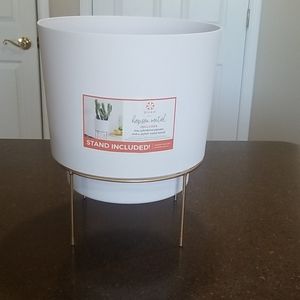 Brand new Planter with stand.